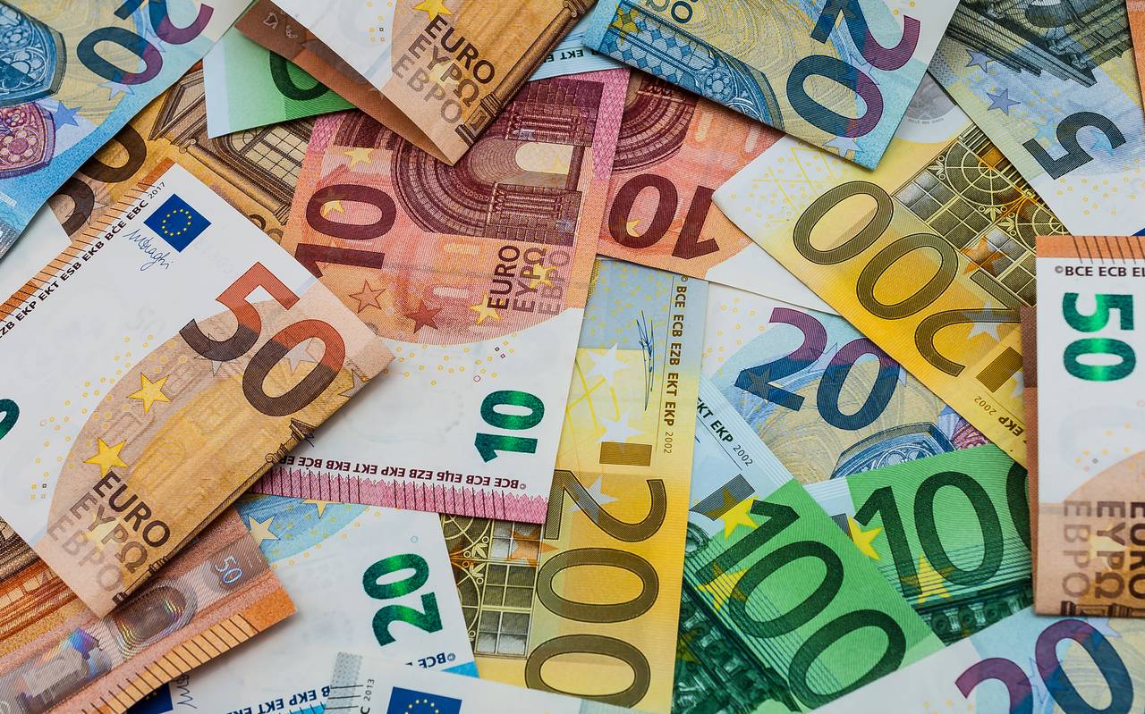 Viele Eurobanknoten. Teilweise sind sie gefaltet. Die Bandbreite reicht von 10€ bis 200€.