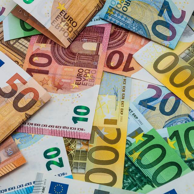 Viele Eurobanknoten. Teilweise sind sie gefaltet. Die Bandbreite reicht von 10€ bis 200€.