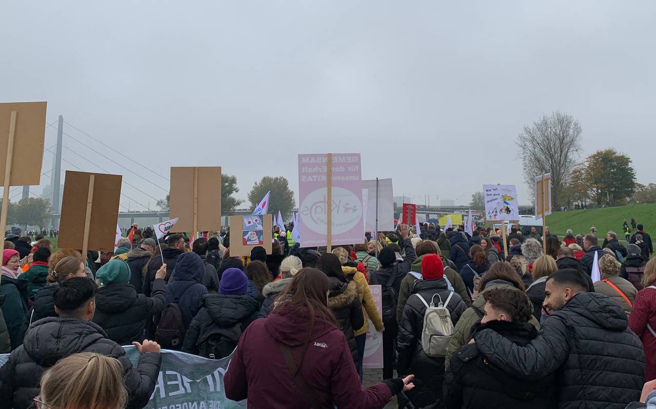 Großdemo auf den Rheinwiesen zum Thema "NRW bleib sozial". Viele Menschen stehen dicht an dicht.