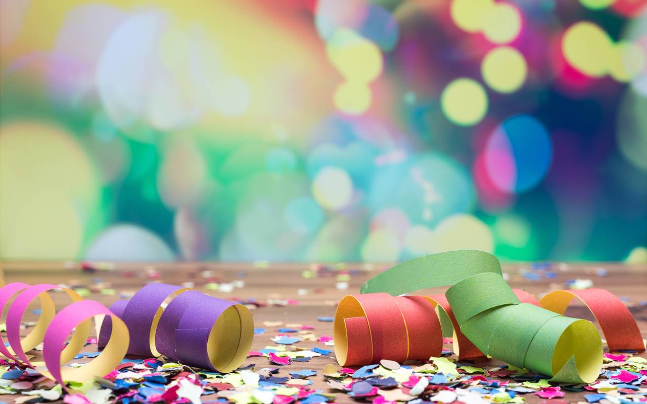 Bundest Konfetti und Luftschlangen liegen auf einem Tisch.