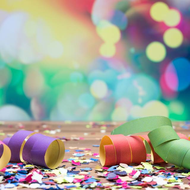 Bundest Konfetti und Luftschlangen liegen auf einem Tisch.