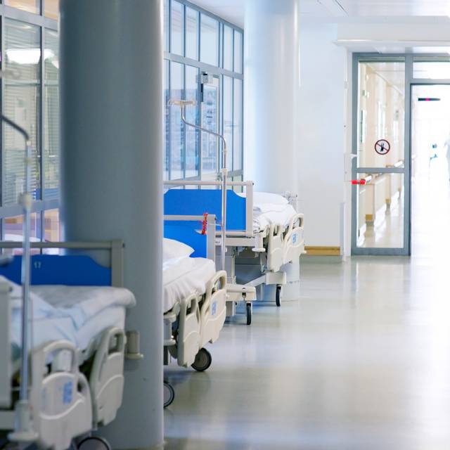 Ein Krankenhausflur mit eingen Krankenbetten.