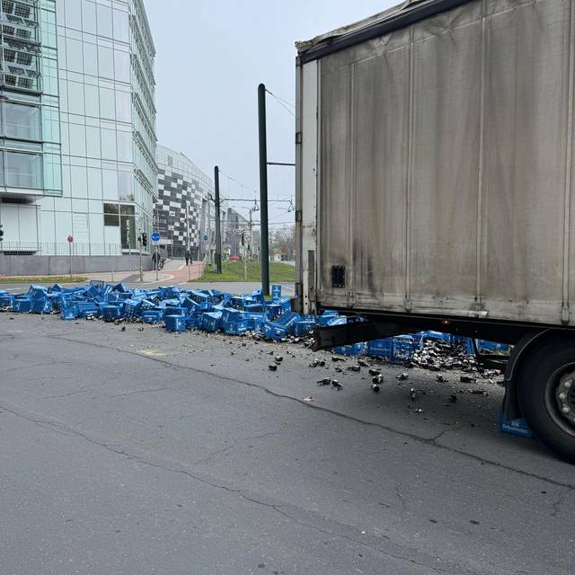 Ein LKW hat im Medienhafen Ladung verloren. Es sind leere Bierkästen der Brauerei Schumacher. Sie liegen teilweise auf der Holzstraße.