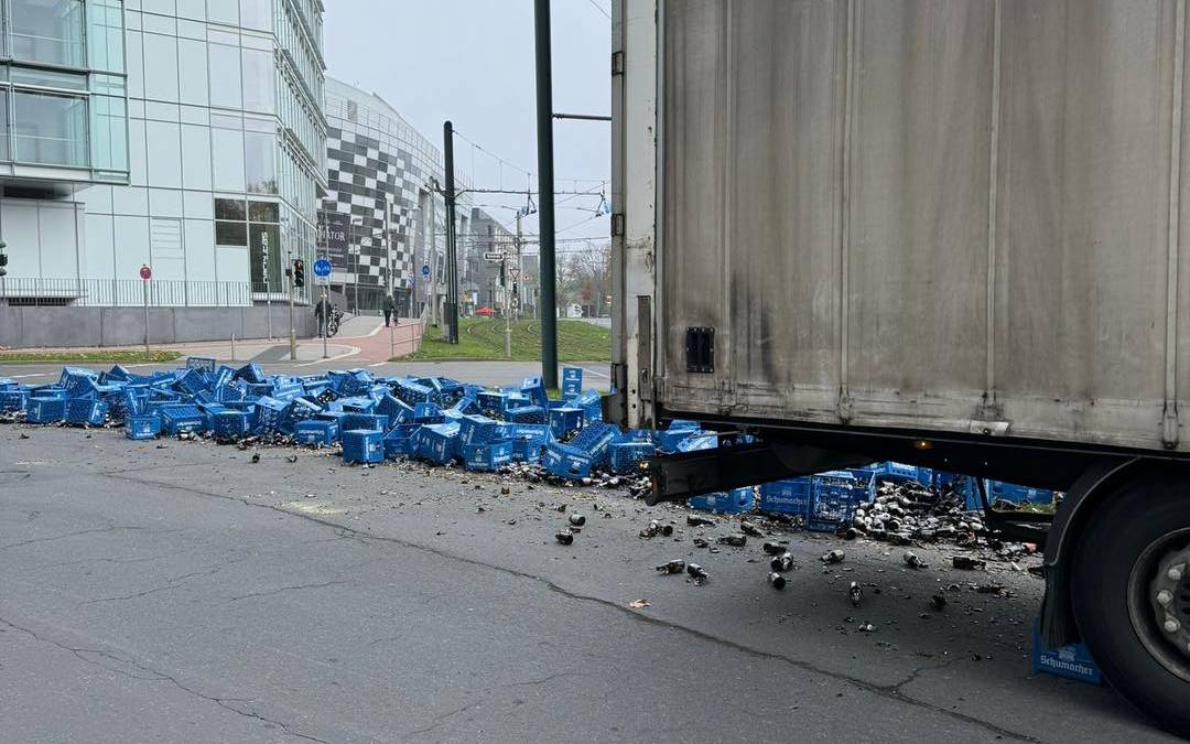 Ein LKW hat im Medienhafen Ladung verloren. Es sind leere Bierkästen der Brauerei Schumacher. Sie liegen teilweise auf der Holzstraße.