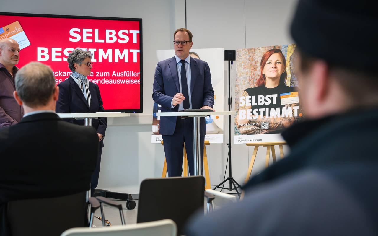 Oberbürgermeister Stephan Keller spricht auf einer Bühne zum Thema Organspende