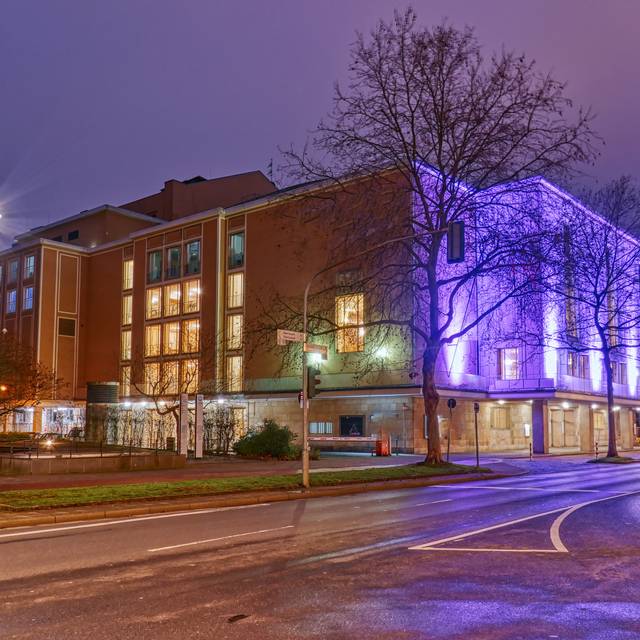 Die Düsseldorfer Oper bei Nacht. Fotografiert auf der Heinrich-Heine-Allee in Düsseldorf.