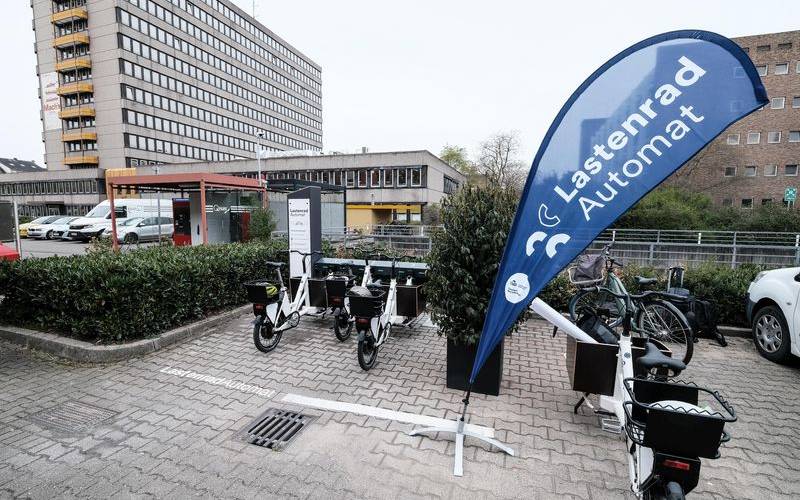 Eine Lastenrad-Automat mit einem Lastenfahrrad vor dem technischen Rathaus in Düsseldorf-Bilk.