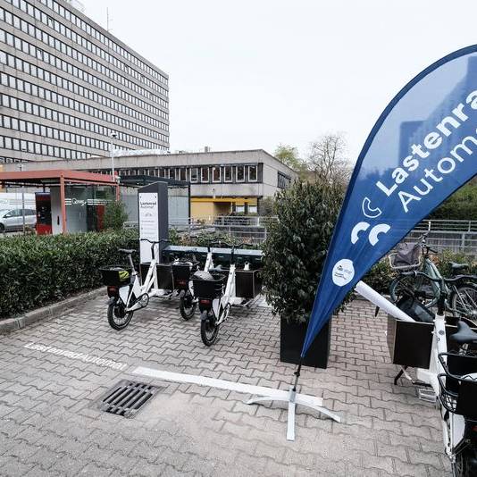 Eine Lastenrad-Automat mit einem Lastenfahrrad vor dem technischen Rathaus in Düsseldorf-Bilk.