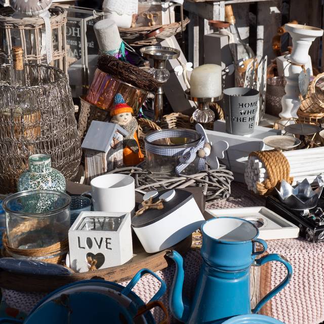 Ein Stand auf einem Trödelmarkt. Das Angebot ist vielfältig.