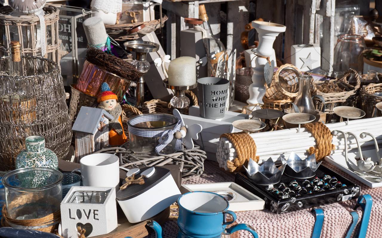 Ein Stand auf einem Trödelmarkt. Das Angebot ist vielfältig.