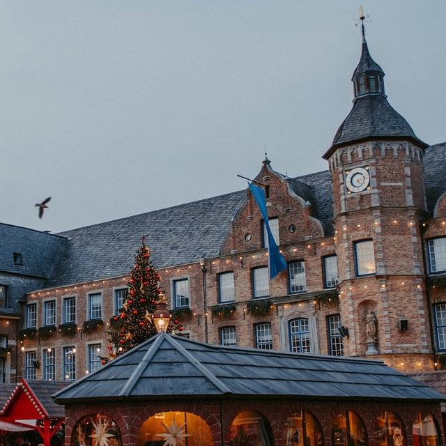 Weihnachtsmärke Überblick: Der Handwerkermarkt auf dem Marktplatz. Die Buden stehen direkt vor dem Rathaus und im Schatten von Jan Wellem.