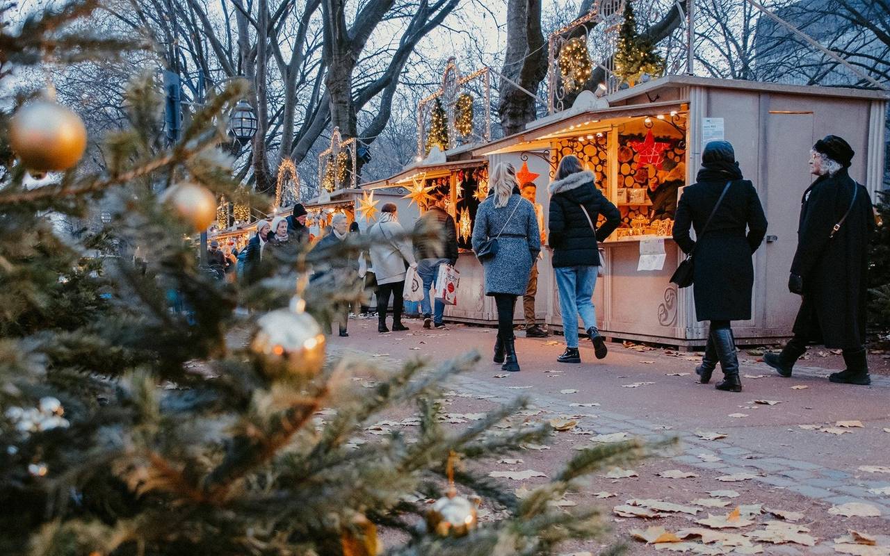 Weihnachtsmärke Überblick: Menschen schlendern über die Königsallee. Entlang der Buden des Kö-Lichtermarktes.