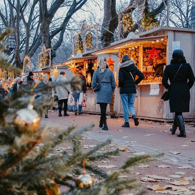 Weihnachtsmärke Überblick: Menschen schlendern über die Königsallee. Entlang der Buden des Kö-Lichtermarktes.