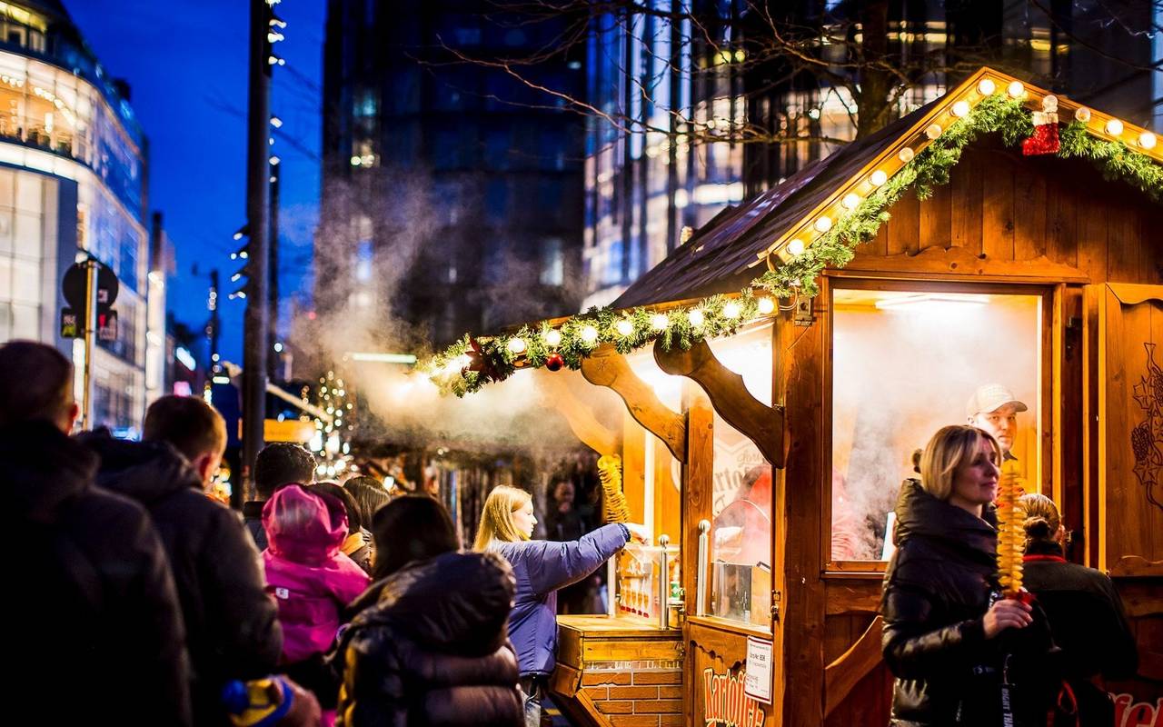 Weihnachtsmärke Überblick: Der Weihnachtsmarkt auf der Schadowstraße. Mit Buden und Menschen, die an den Buden entlang schlendern.