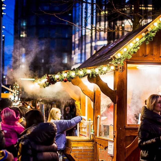 Weihnachtsmärke Überblick: Der Weihnachtsmarkt auf der Schadowstraße. Mit Buden und Menschen, die an den Buden entlang schlendern.