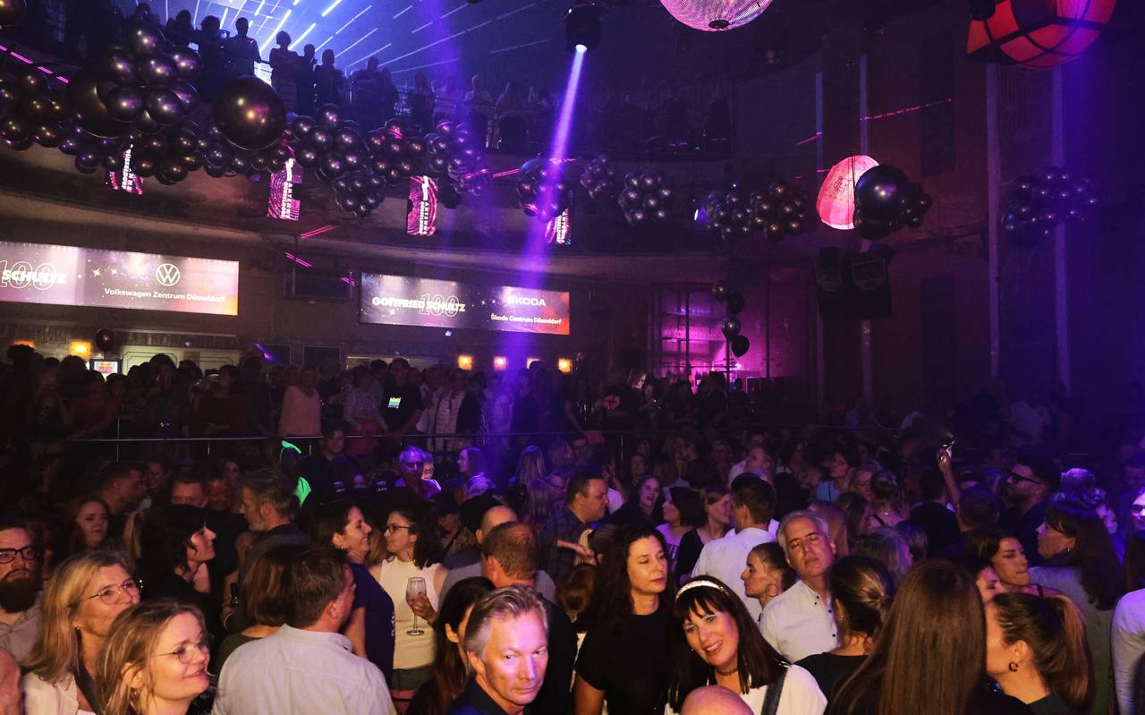 Eine feiernde Menschenmenge in der Nachtresidenz. Viele Lichtquellen an der Decke kreieren eine Party-Atmosphäre.