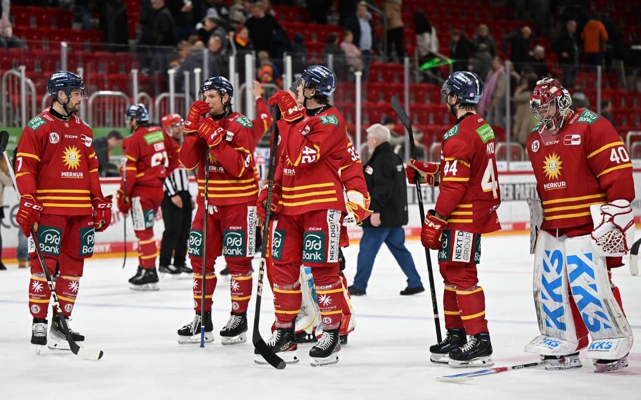 DEG-Spieler in roten Trikots stehen nach der Niederlage gegen Nürnberg entäuscht auf dem Eis.