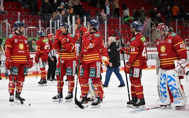 DEG-Spieler in roten Trikots stehen nach der Niederlage gegen Nürnberg entäuscht auf dem Eis.
