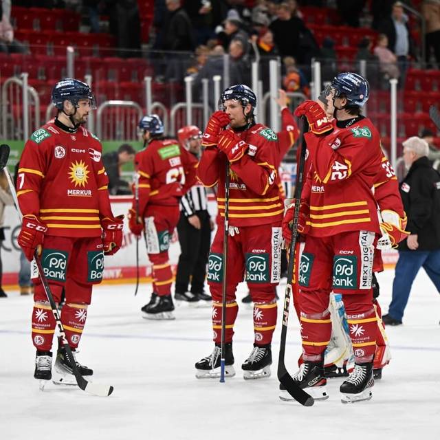 DEG-Spieler in roten Trikots stehen nach der Niederlage gegen Nürnberg entäuscht auf dem Eis.