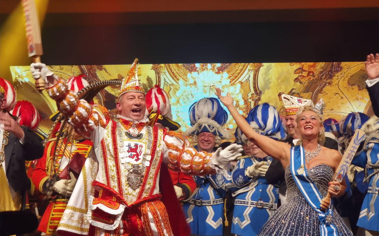 Das neue Düsseldorfer Prinzenpaar, Prinz Anderas I. und seine Venetia Evelyn, feiert festlich und karnevalistisch gekleidet auf der Bühne.
