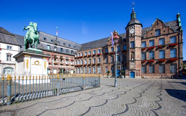 Das Düsseldorfer Rathaus auf dem Markplatz in der Altstadt. Im Vordergrund steht das Jan-Wellem-Denkmal.