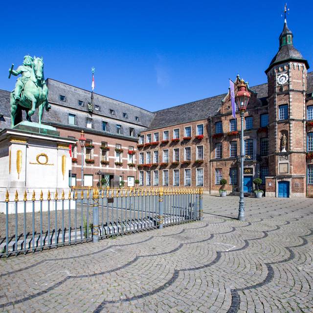 Das Düsseldorfer Rathaus auf dem Markplatz in der Altstadt. Im Vordergrund steht das Jan-Wellem-Denkmal.