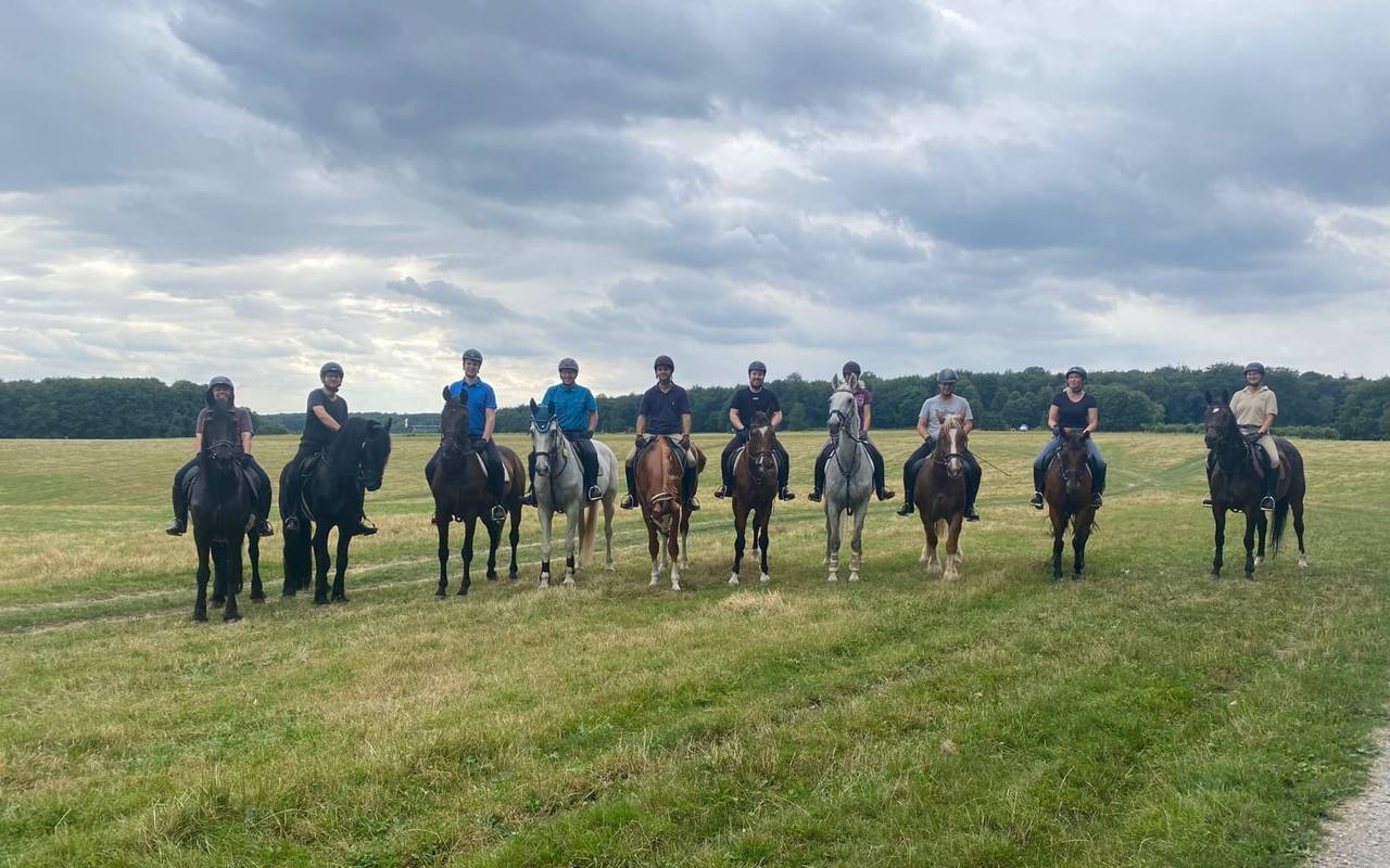 Mitglieder der Gesellschaft RC Wilhelm Marx beim gemeinsamen Ausritt mit ihren Pferden.