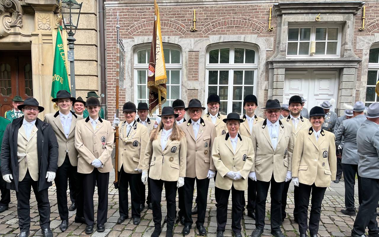 Ein Gruppenbild mit Mitgliedern der Schützengesellschaft Ges. RC Wilhelm Marx. Die Menschen tragen ihre Schützenuniformen.