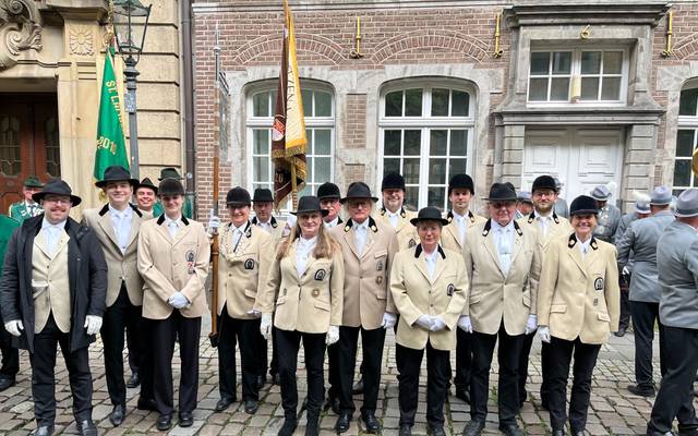 Ein Gruppenbild mit Mitgliedern der Schützengesellschaft Ges. RC Wilhelm Marx. Die Menschen tragen ihre Schützenuniformen.