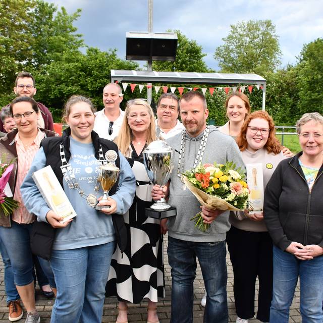 Mitglieder der Gesellschaft RC Wilhelm Marx beim Königsschießen. Der neue König schaut stolz mit seiner Kette in die Kamera.