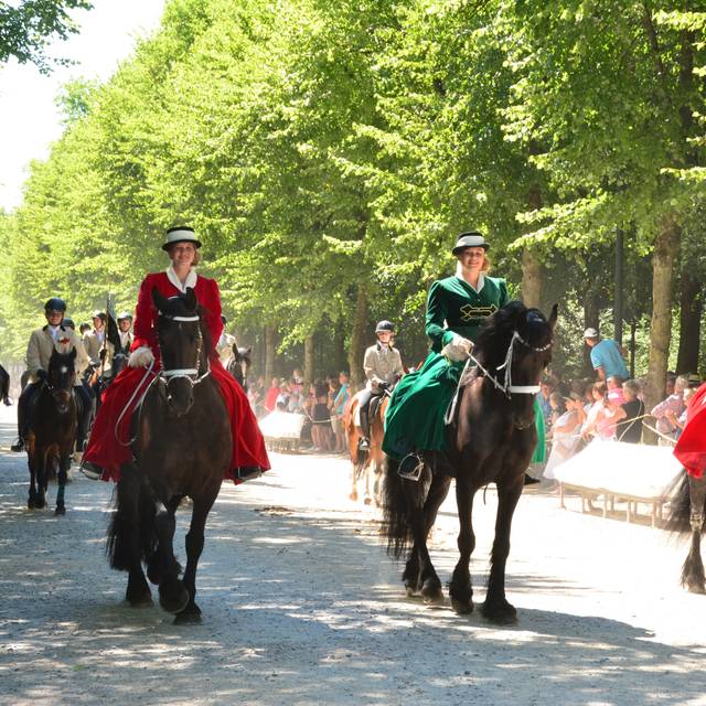 Drei Reiterinnen der Gesellschaft Wilhelm Marx bei der Schützenparade im Hofgarten. Die Damen tragen historische Kostüme.