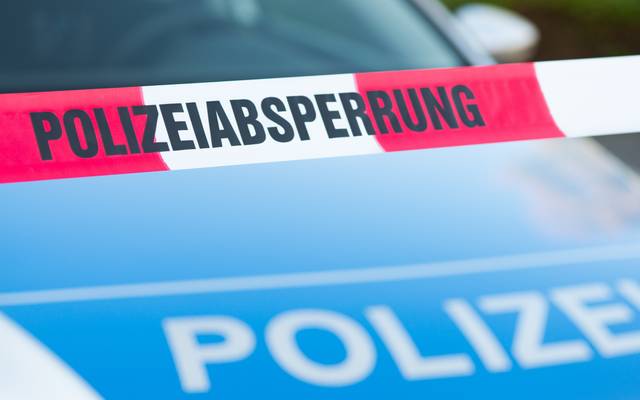 Absperrband vor einem Polizeiauto.