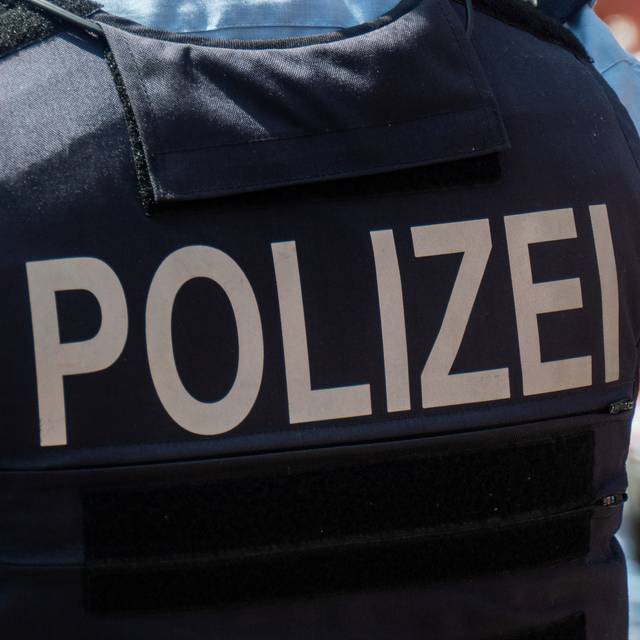 Deutsche Polizeibeamte im Einsatz auf der Straße.