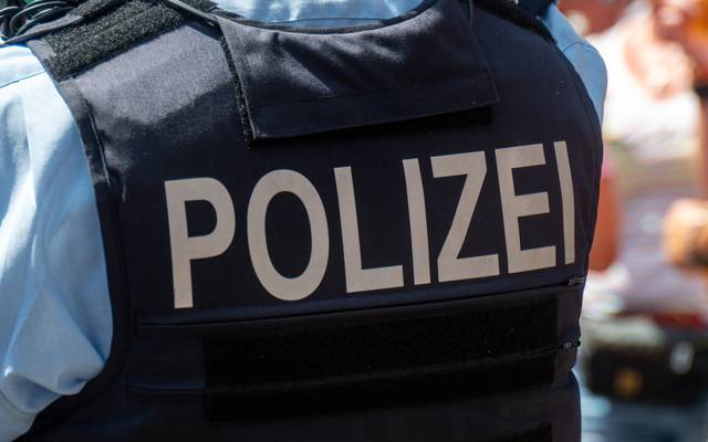 Deutsche Polizeibeamte im Einsatz auf der Straße.