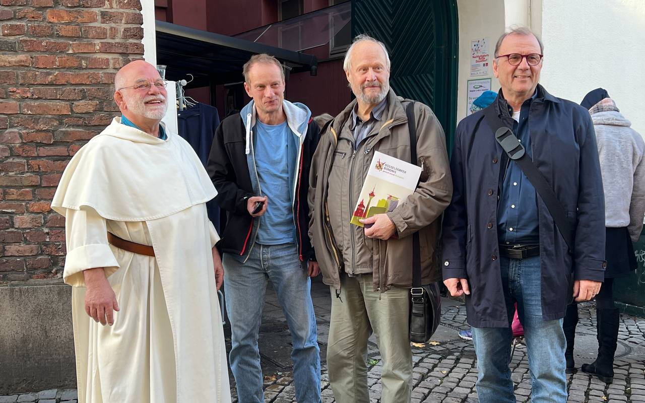 Wolfgang Sieffert OP, Holger Kirchhöfer, Winfried Gather und Uwe Foullong vor der Altstadt Armenküche