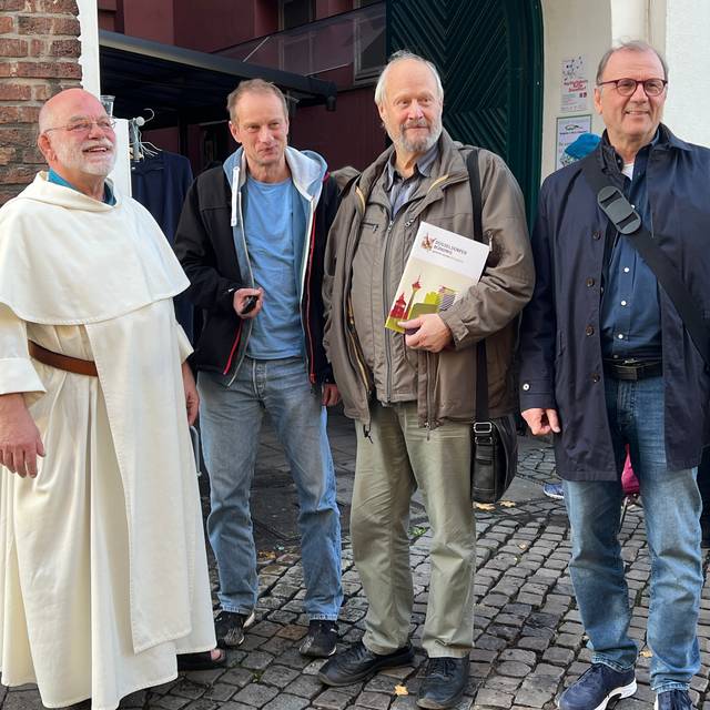 Wolfgang Sieffert OP, Holger Kirchhöfer, Winfried Gather und Uwe Foullong vor der Altstadt Armenküche