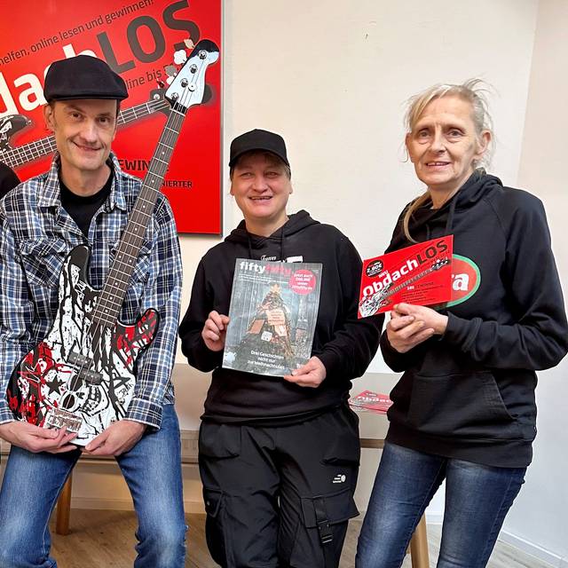 Breiti von den Toten Hosen mit Gitarre und Miriam mit fiftyfifty-Zeitung sowie Gisa mit dem Obdach-LOS.