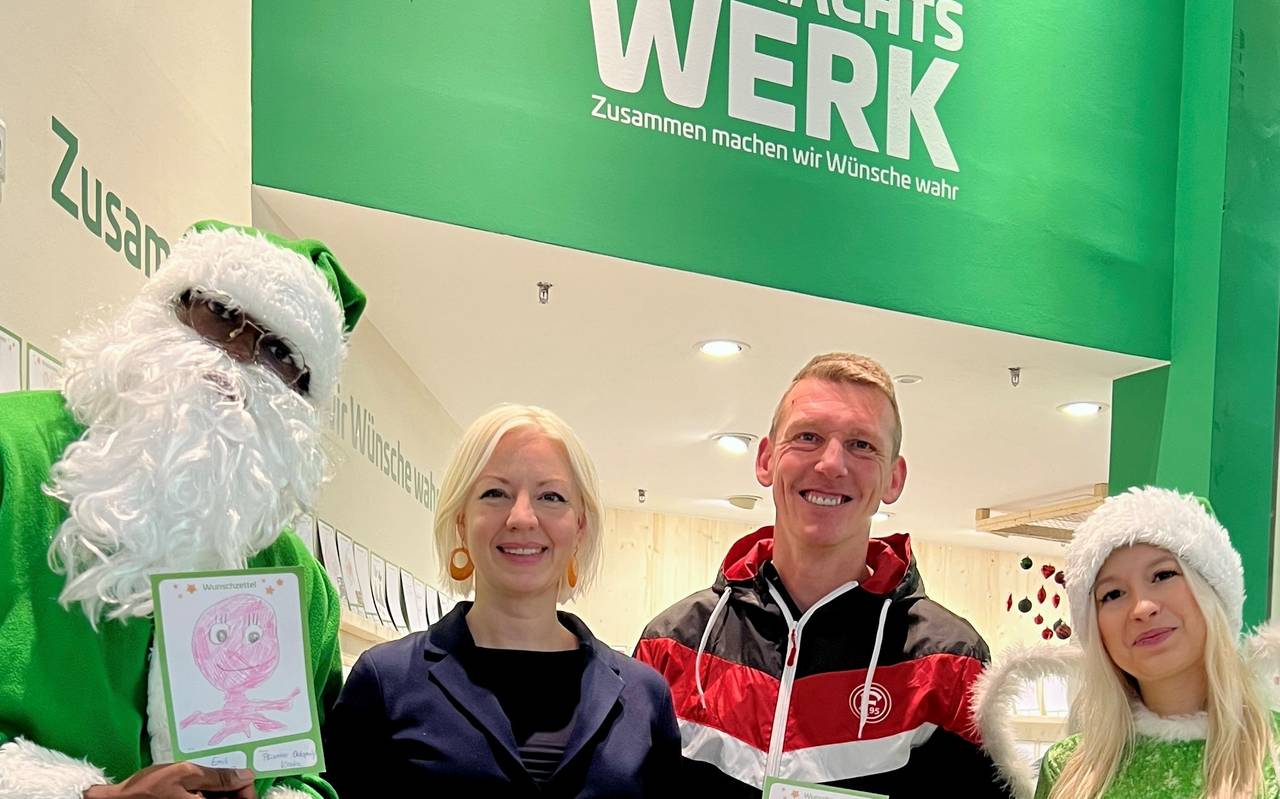 Ein grüner Weihnachtsmann und -engel im Look der Stadtwerke Düsseldorf eröffnen das Weihnachtswerk in den Schadow Arkaden. Mit dabei Bürgermeisterin Clara Gerlach und Ex-Fortunaprofi Axel Bellinghausen.