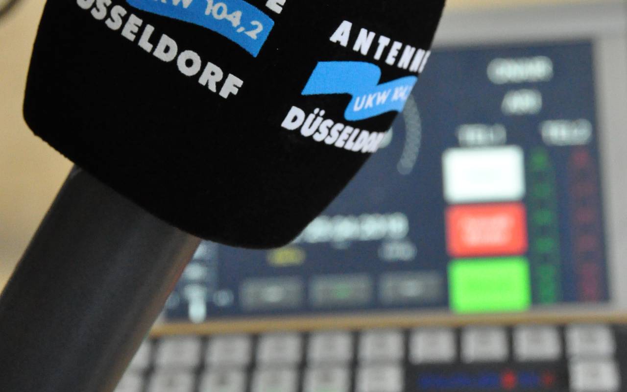 Ein Antenne-Düsseldorf Mikrofon im Studio. Im Hintergrund sind Regler zu erkennen.