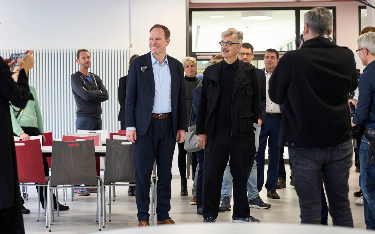 Wim Wenders schaut sich gemeinsam mit Oberbürgermeister Stephan Keller den Neubau des Wim-Wender-Gymnasiums an.