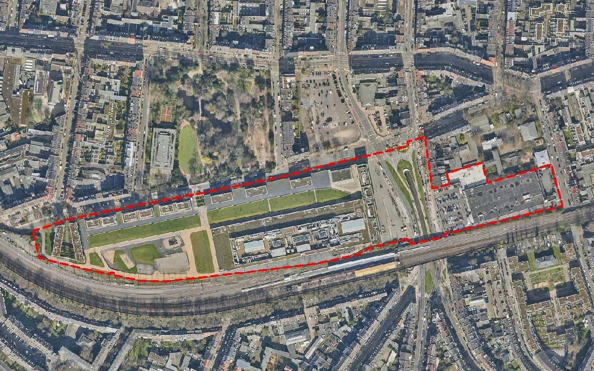 Der Bilker S-Bahnhof im Luftbild mit Straßen, Arcaden, Platz und Schienen. Das Umfeld soll bald verändert werden.