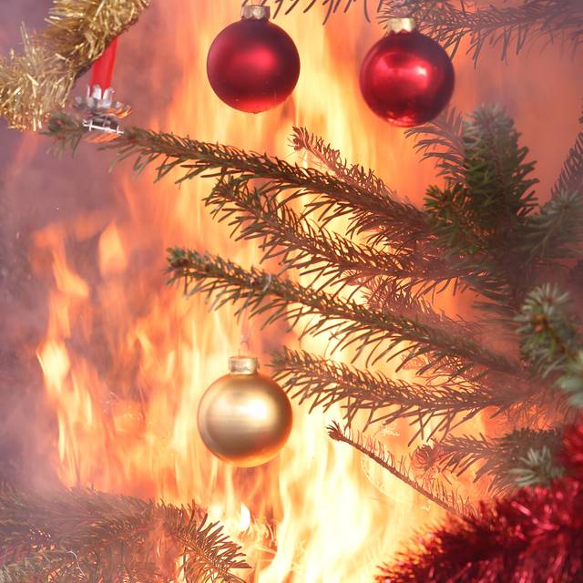 Feuer: Ein Tannenbaum mit roten und goldenen Kugeln ist in Flammen aufgegangen.
