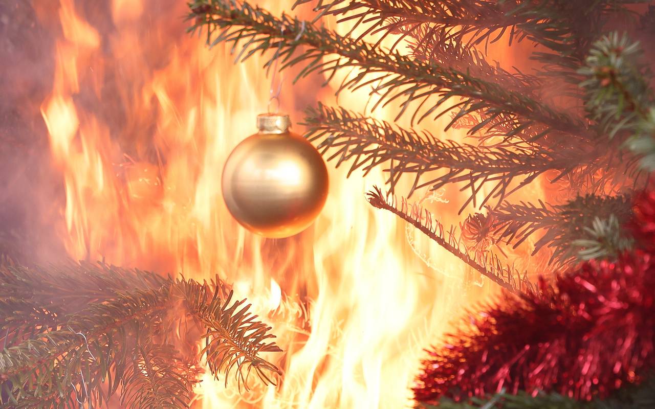 Feuer: Ein Tannenbaum mit roten und goldenen Kugeln ist in Flammen aufgegangen.