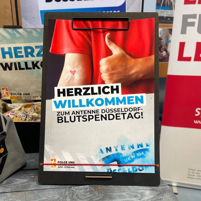 Ein Pappaufsteller mit der Aufschrift "Herzlich Willkommenzum Antenne-Düsseldorf-Blutspendetag".