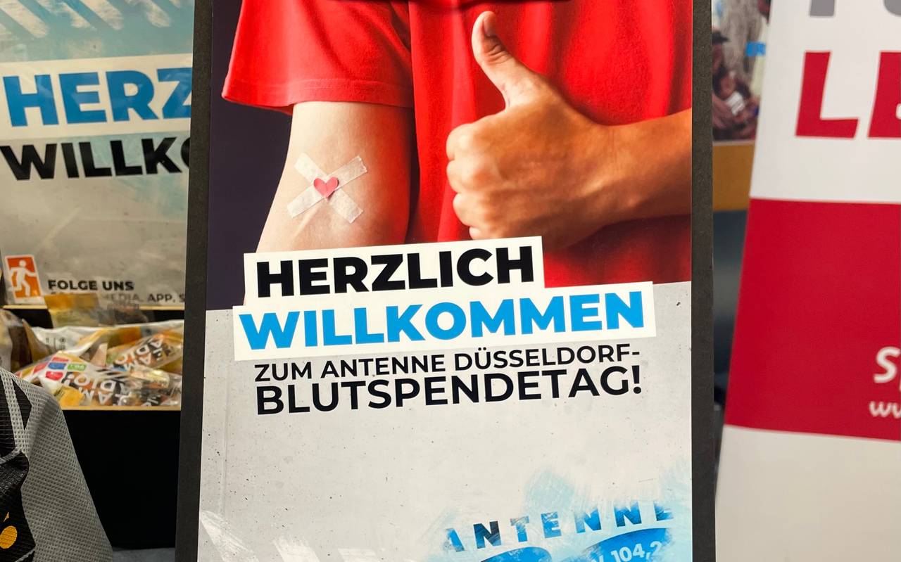 Ein Pappaufsteller mit der Aufschrift "Herzlich Willkommenzum Antenne-Düsseldorf-Blutspendetag".
