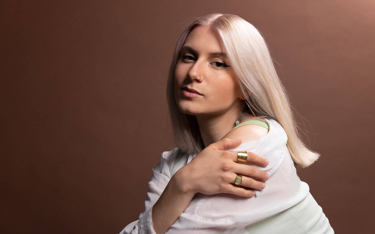 Künstlerin Leonora aus dem Raum Düsseldorf. Sie erhielt 2024 den Preis "Bandprofessionalisierung" der Stadt Düsseldorf.