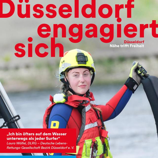 Junge Frau steht in DLRG-Bekleidung im Wasser. Drüber steht der Slogan "Düsseldorf engagiert sich".