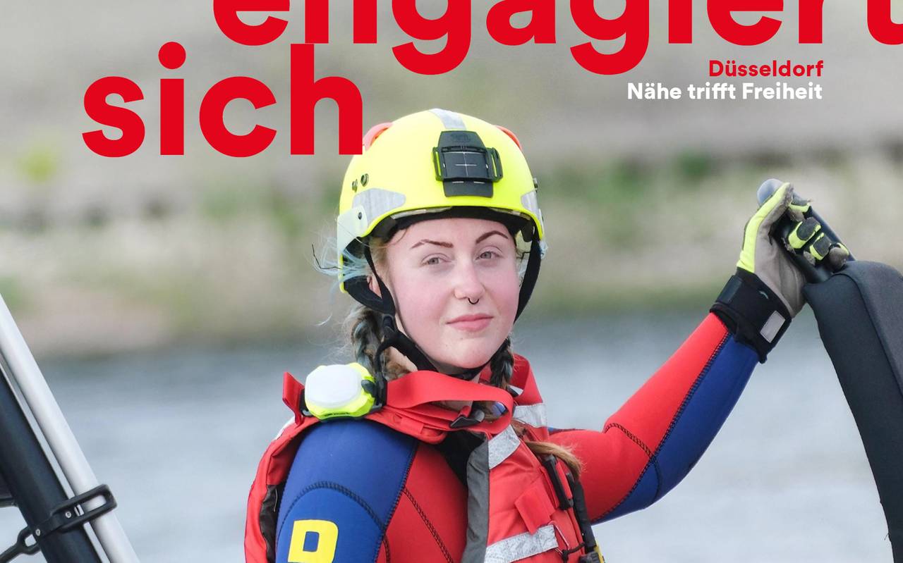 Junge Frau steht in DLRG-Bekleidung im Wasser. Drüber steht der Slogan "Düsseldorf engagiert sich".