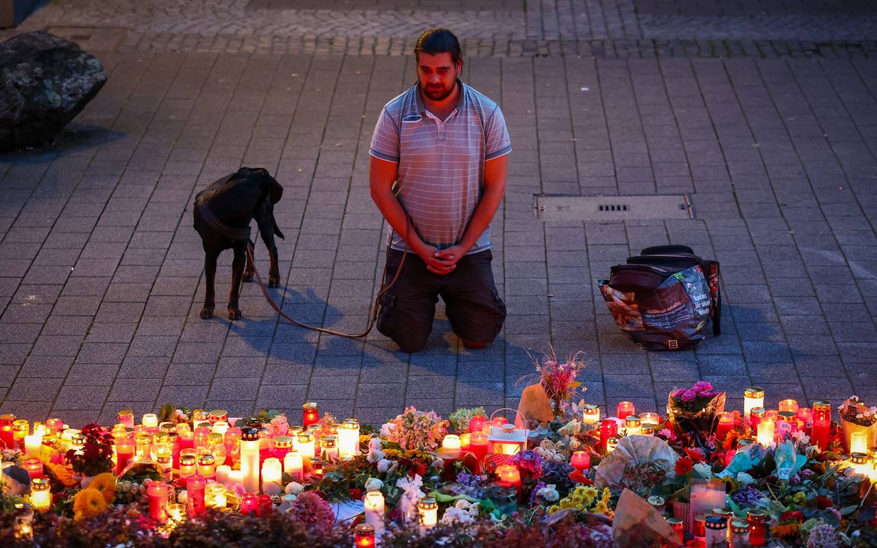 Mann trauert nach nach dem Terror-Angriff in Solingen
