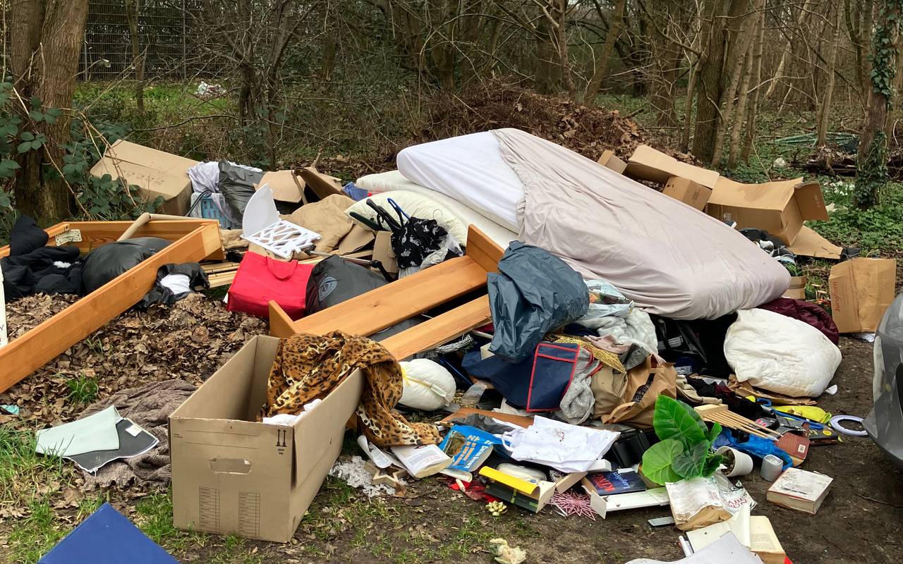 Illegal entsorgter Müll in Mörsenbroich am Nördlichen Zubringer.